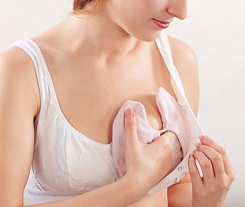 Беременная девушка светит большими сосками во время водных процедур