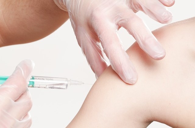Прививку делает специально обученный персонал лечебного заведения