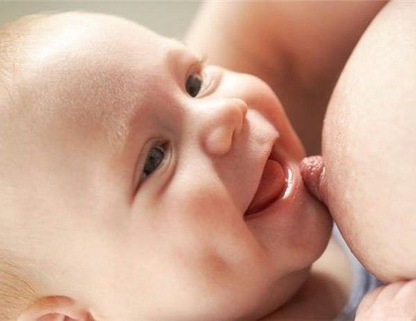 Ребенок кусает во время кормления