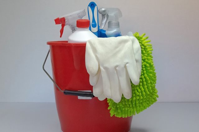 В домашних условиях очистку помещения проводит сам больной или близкие