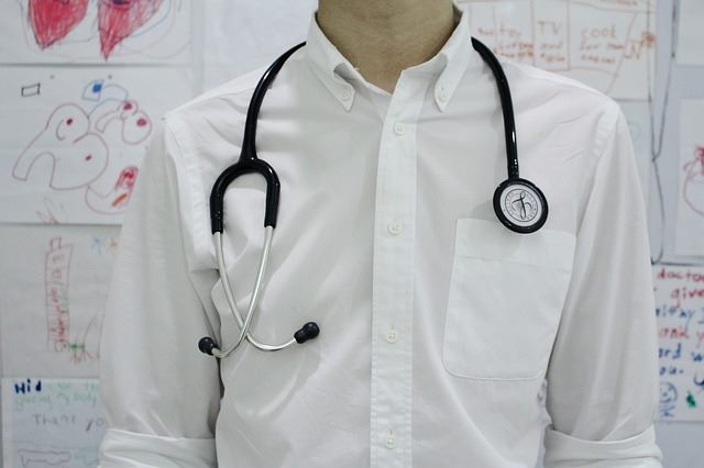 Доктор со стетоскопом