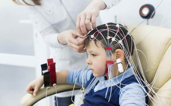 Процедура ЭЭГ головного мозга безвредна для детей