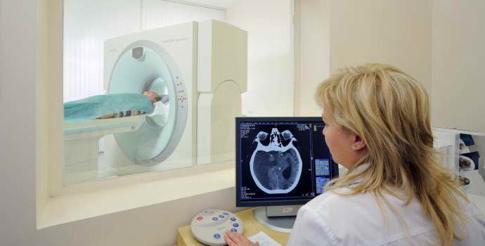 Что показывает процедура КТ головного мозга? Чем отличается от МРТ