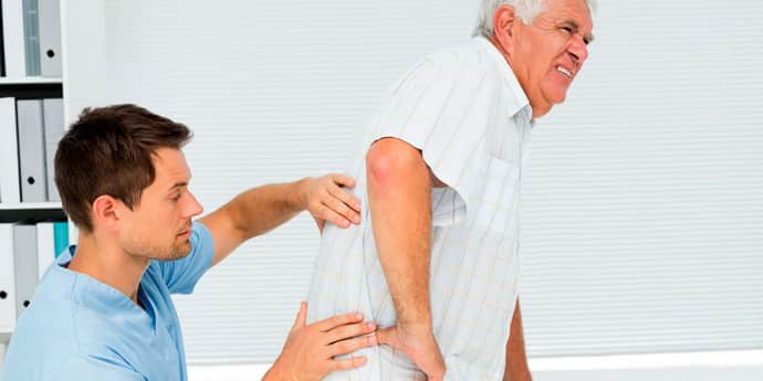 Травма спинного мозга: причины, симптомы и первая помощь