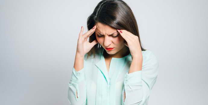 Менструальная мигрень: как снять головную боль, которая приходит по расписанию