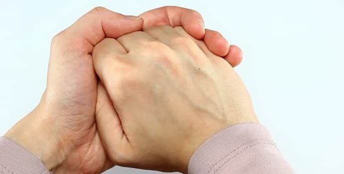 Сводит пальцы рук: основная причина и что делать
