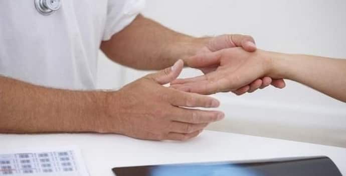 Немеет левая рука: причины, сопутствующие симптомы, лечение