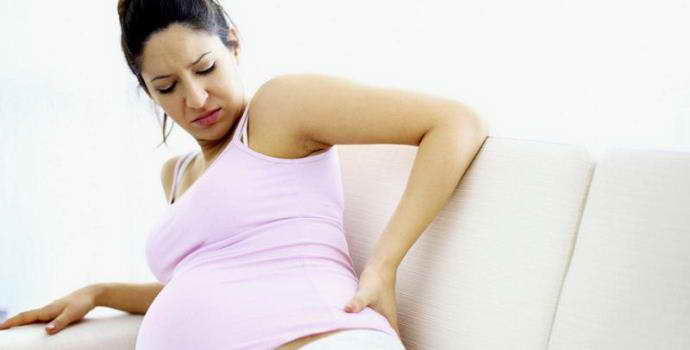 Защемление седалищного нерва при беременности: причины, симптомы, лечение