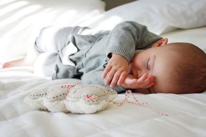 Как понять почему ребенок дергается во сне