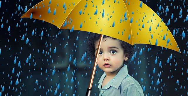 Ребенок под зонтиком