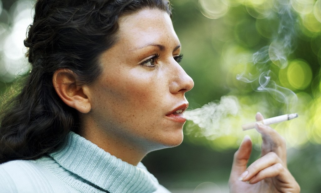 Курящая женщина и некурящая женщина фото