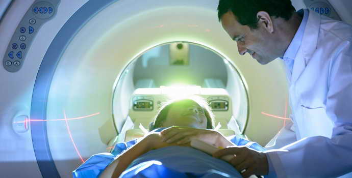 При каких заболеваниях головного мозга требуется мрт с контрастом, и как проводят эту процедуру